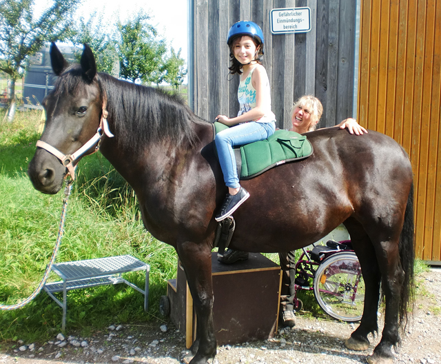 Leila bei der Reittherapie